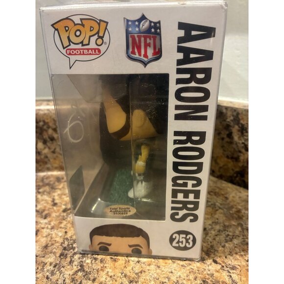 Signed Funko Pop! Jets Aaron Rodgers #253 NFL - Picture 2 of 4